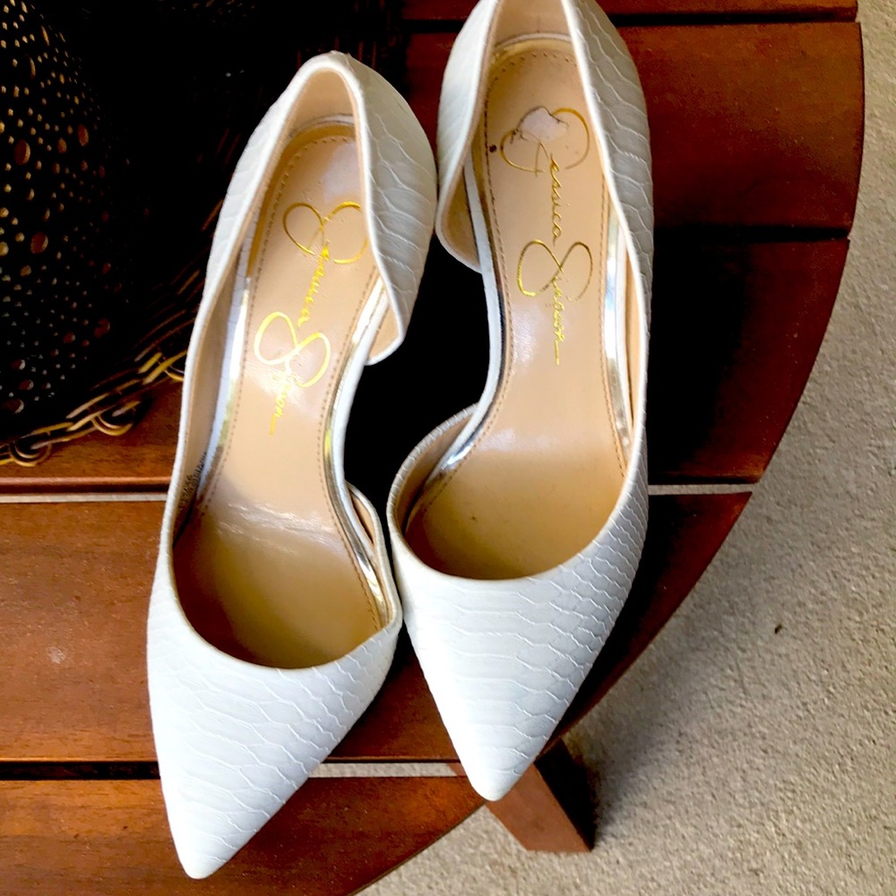 Jessica Simpson White textured heels. Size 6